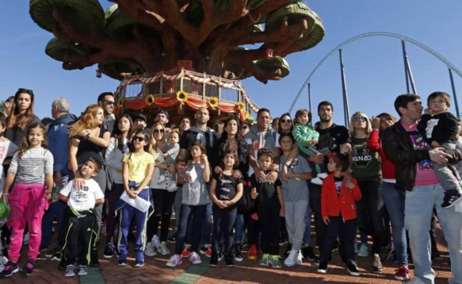 Un grupo numeroso conformado por las familias posaron para las cámaras con sus queridos jugadores.