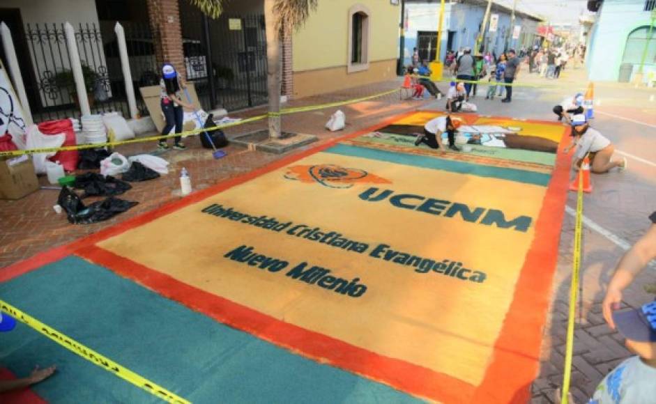 Varias comunidades dan paso a la demostración de coloridas alfombras.