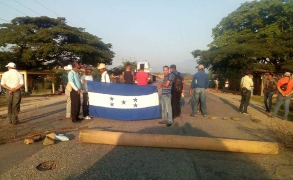 Los docentes también se hicieron presentes en la CA-5, Comayagua, desvío a El Conejo.