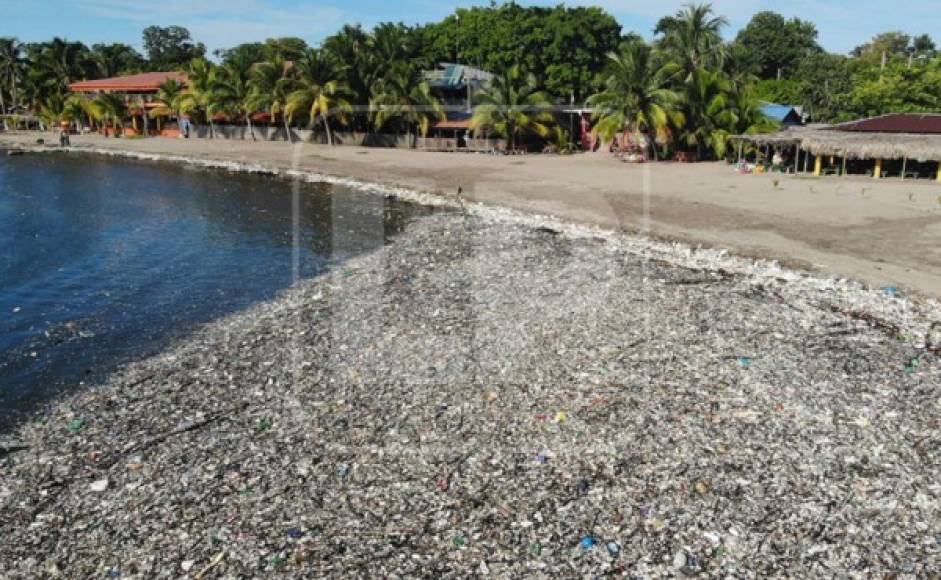 El antes y el después de las playas de Omoa contaminadas por basura que llega de Guatemala