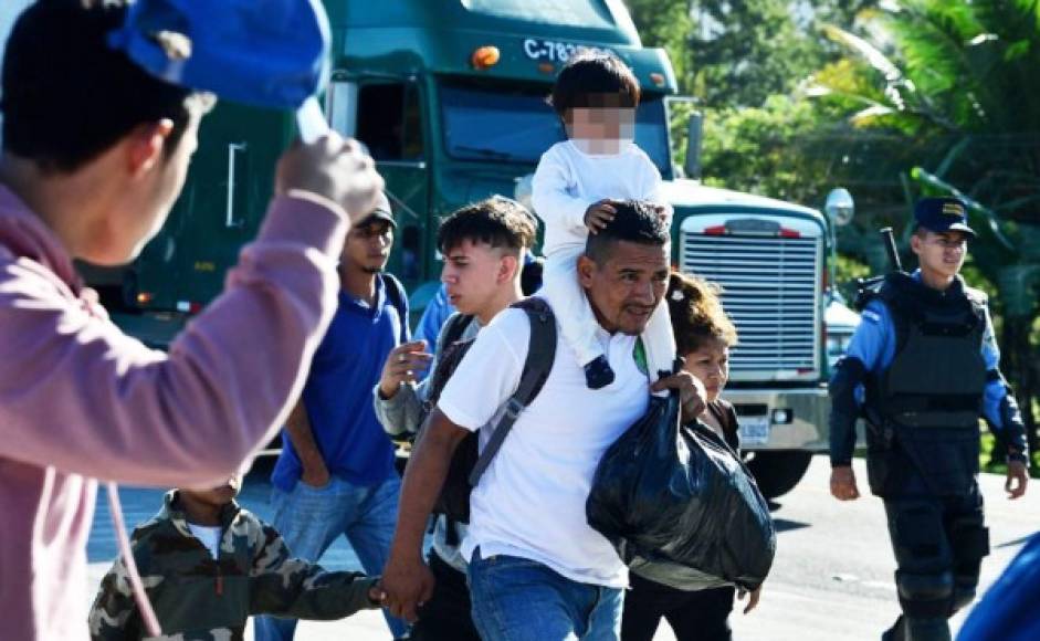 Cientos de hondureños ingresaron este miércoles a Guatemala en una nueva caravana migratoria en busca de mejores condiciones de vida en Estados Unidos, pese a las barreras impuestas por el presidente Donald Trump con colaboración de los gobiernos centroamericanos.