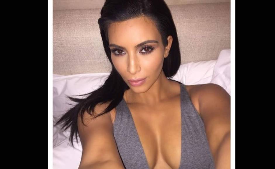 Los acostumbrados selfies de Kim Kardashian.