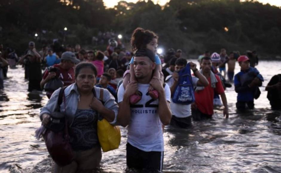 El lunes pasado, unos 500 migrantes consiguieron cruzar a México por la misma zona, a pesar de los gases lacrimógenos que les lanzaban guardias nacionales, a quienes respondieron arrojando piedras.
