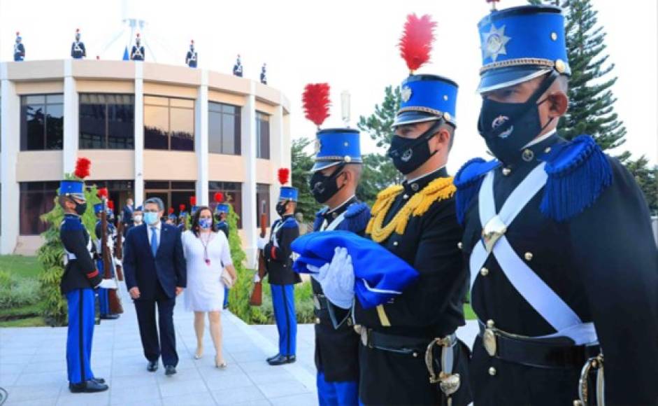 El presidente Juan Orlando Hernández y la primera dama en Casa Presidencial durante la conmemoración de la Bandera Nacional.