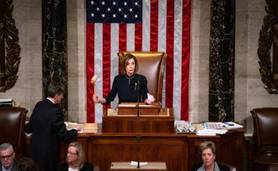 La Cámara de Representantes de EEUU aprobó el miércoles cargos de abuso de poder y obstrucción del Congreso contra el presidente Donald Trump, abriendo la vía para un juicio en el Senado para su destitución.