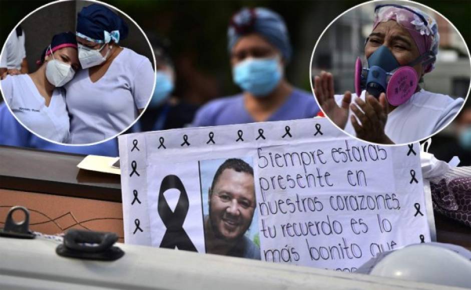 Vista de un letrero que dice: 'Siempre estará presente en nuestros corazones', mientras sus colegas rodean el ataúd de un enfermero del Instituto Hondureño de Seguridad Social (Ihss), quien murió de COVID-19. Foto AFP