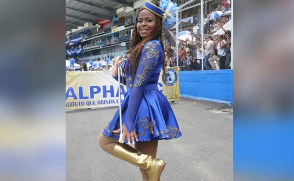 Luciendo un vestido azul con unas botas doradas, la joven Sharon Ruiz conquistó con su imponente figura al estadio nacional de Tegucigalpa - 2017