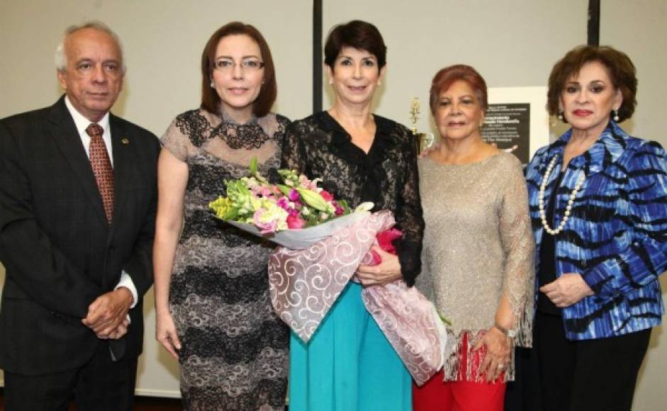 Julio Escoto, Nidia Manzanares, la homenajeada Flor Alvergue, Hilda Córdoba y Jackie Rivera.