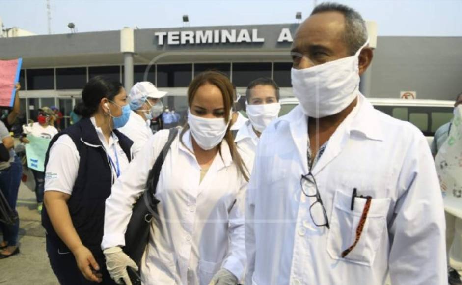 También llegaron 53 hondureños que estudian en cuba diversas especialidades para sumarse a las labores.