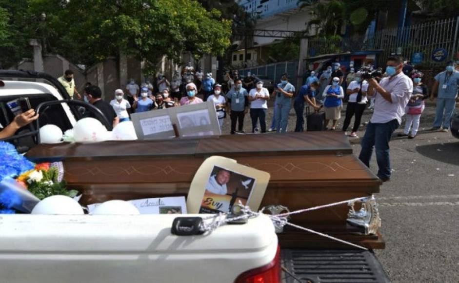 Colegas asisten al funeral del enfermero Evy Acosta. Foto AFP