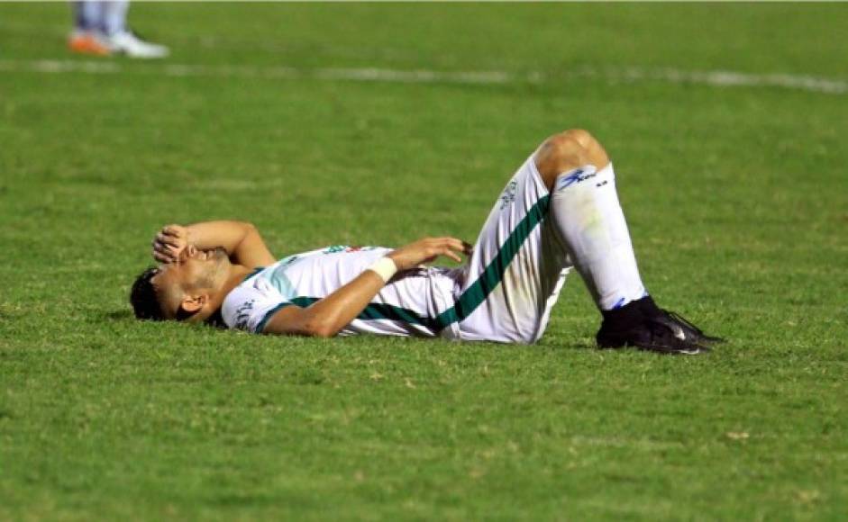 La decepción de David Mendoza al final del partido. Platense quedó eliminado.