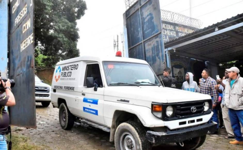 Momento en que los reos asesinados eran trasladados a San Pedro Sula.