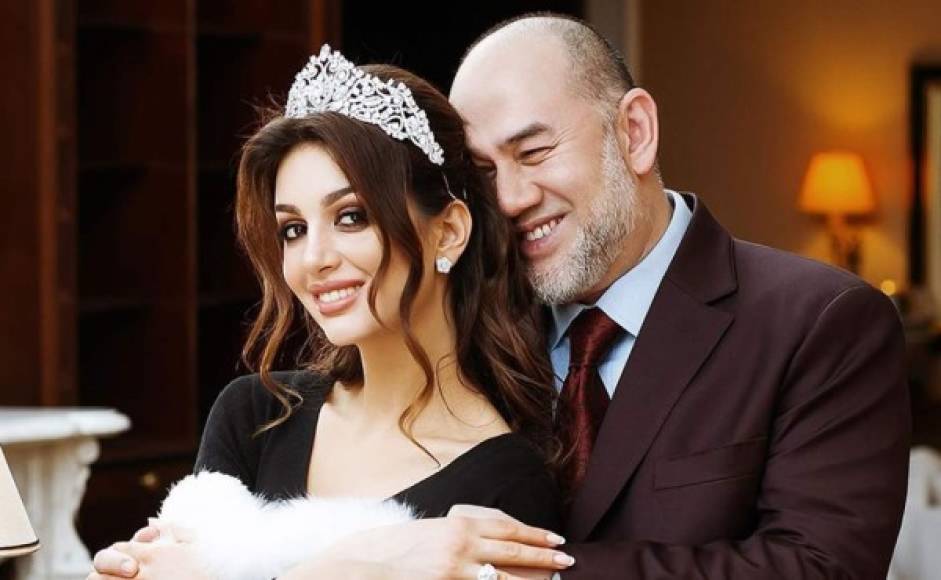 El rey Mohamed V de Malasia y la ex modelo rusa Rihana Oksana Voevodina se estarían divorciando solo siete meses después que este abdicara al trono.