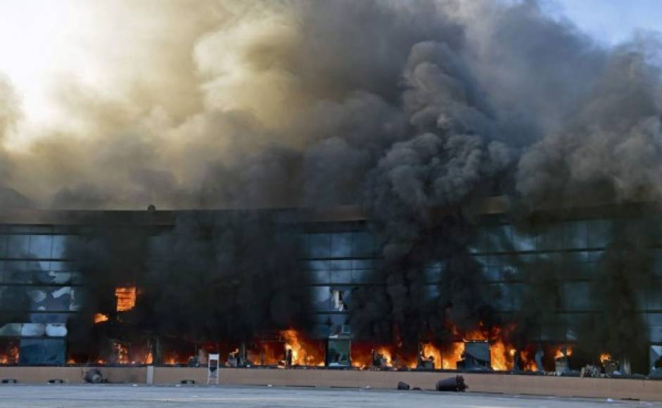 Vista del Palacio Municipal de Chilpancingo después de que estudiantes le prendieron fuego durante una protesta para exigir el hallazgo de los 43 compañeros desaparecidos desde el ataque de agentes corruptos a principios de este mes.