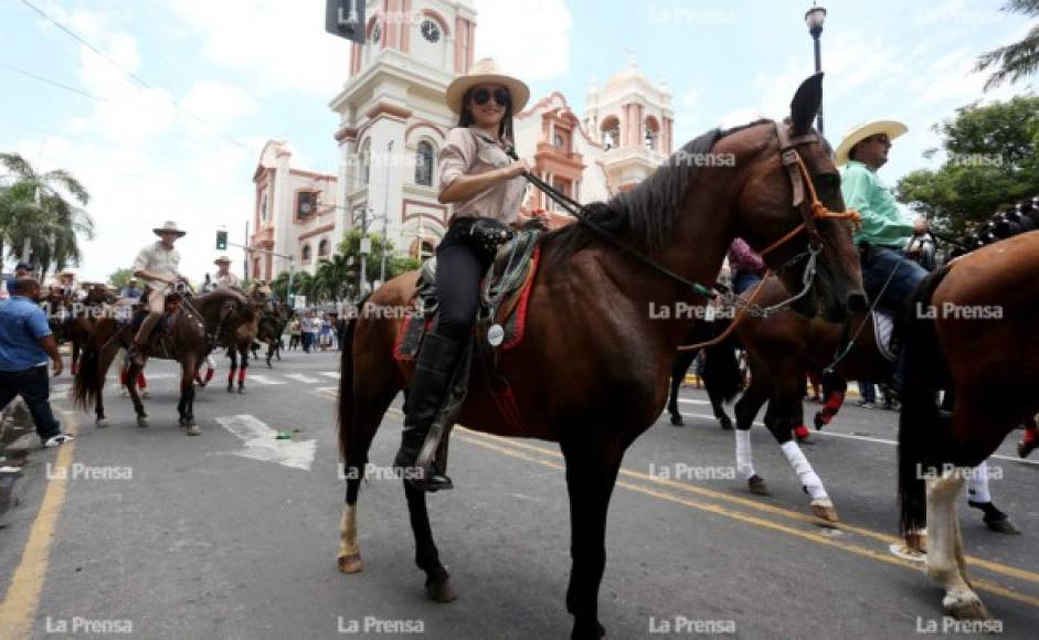 Varias amazonas fueron atracción durante el evento desarrollado esta mañana y mediodía en San Pedro Sula.