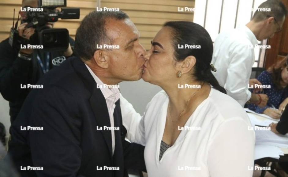 La pareja expresidencial se dio un fuerte beso antes de la reanudación del juicio.