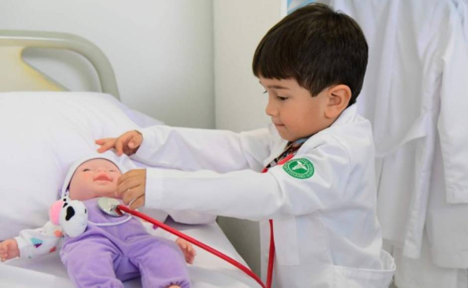 Una de las estaciones nuevas del museo es la Clinica Médica Sampedrana donde cuentan con sala de radiografía, odontología y sala cuna para atender a bebés. Los niños pueden usar gabachas para jugar a ser doctores.