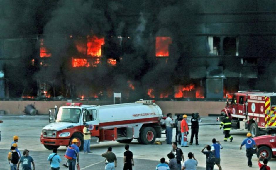 Bomberos intentan sofocar el fuego que consume el Palacio de Gobierno de la ciudad de Chilpancingo.