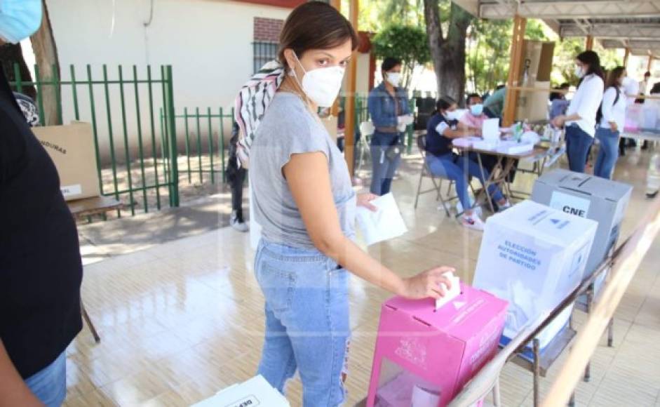 Con esperanza y alegría llegan a centros de votación de Tegucigalpa