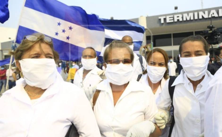 El viceministro de Salud, Roberto Cosenza, dijo que los cubanos permanecerán en Honduras mientras dure la emergencia.