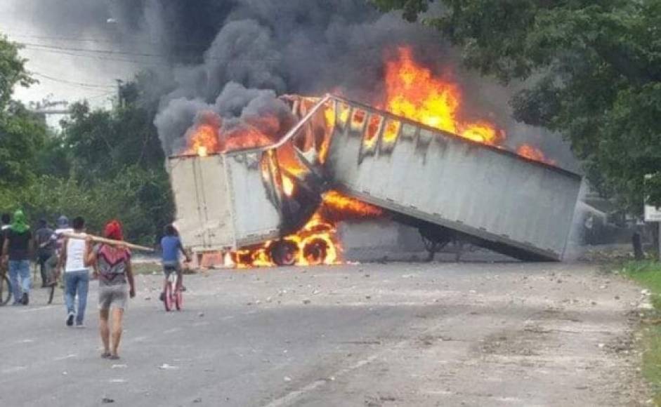 Los manifestantes han quemado postas, negocios, buses dejando pérdidas millonarias al país.