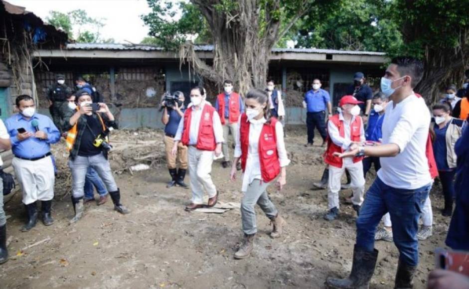 La Reina Letizia en el municipio de La Lima para visitar a damnificados.