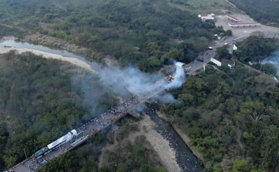 Al menos 42 heridos dejan los disturbios que se desataron en el principal puente fronterizo entre Colombia y Venezuela. El Parlamento de Venezuela reporta cuatro personas muertas.