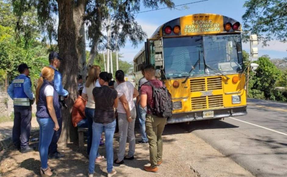 El operativo también ha llegado a carreteras, donde se han puesto miembros de la Policía para las respectivas revisiones.