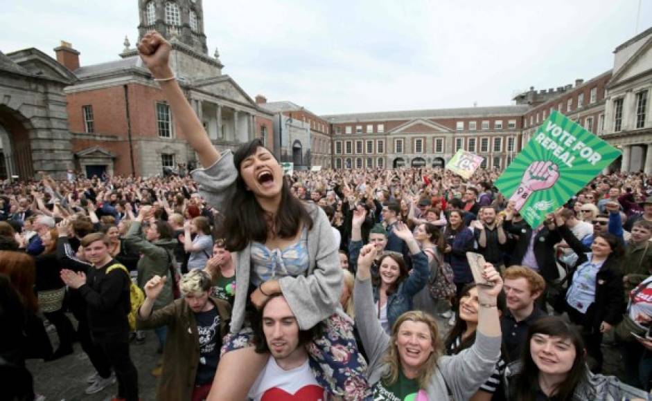 Irlanda dio un rotundo 'sí' al derecho al aborto este sábado.