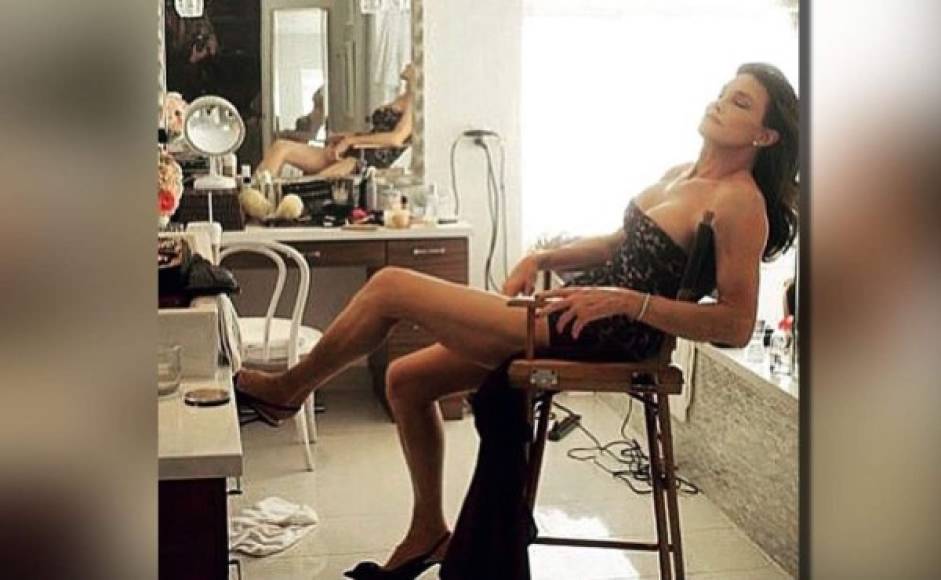 Jenner habla públicamente por primera vez tras completar su transición de género en un reportaje para la portada de julio de la revista.