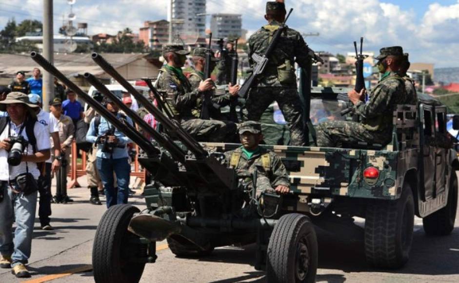 Las Fuerzas Armadas de Honduras protagonizaron este sábado un enorme desfile cívico en el bulevar Suyapa de Tegucigalpa para conmemorar el 194 aniversario.