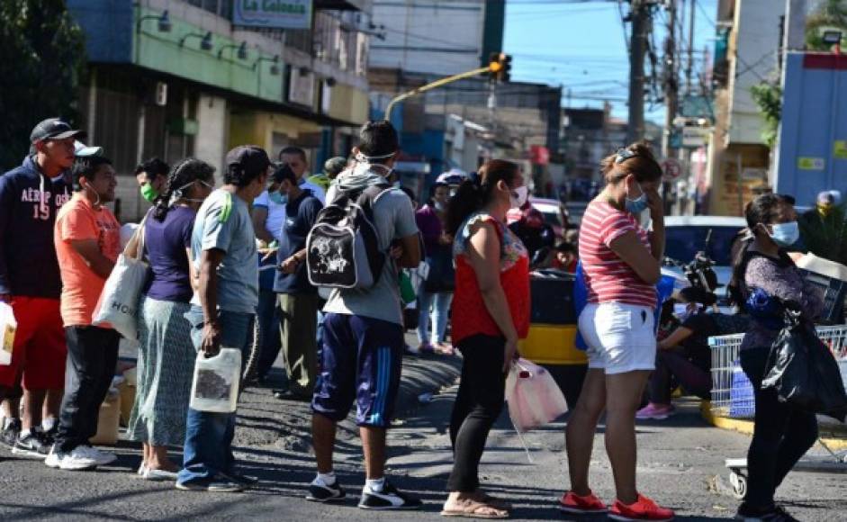 En algunos lugares no se respetó la distancia que las personas debían tener durante el tiempo de espera. Foto AFP