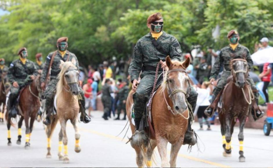 El presidente Juan Orlando Hernández participó este sábado en desfile cívico militar que se realizó en el bulevar Suyapa de Tegucigalpa.