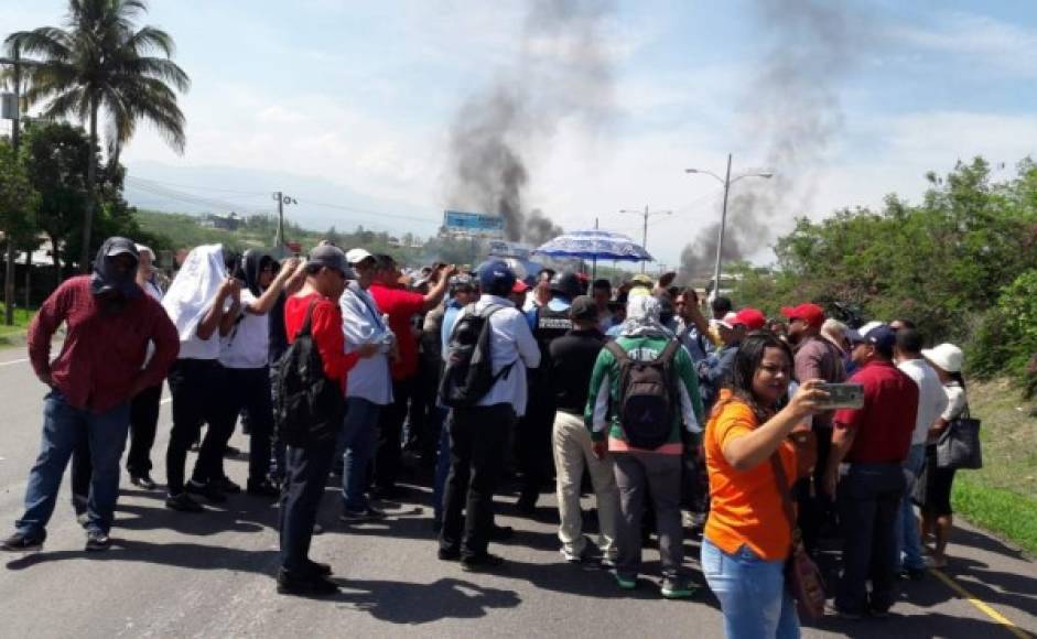 Médicos y docentes realizaron desde tempranas horas de este lunes protestas en los ejes carreteros exigiendo la derogación de decretos en Salud y Educación.