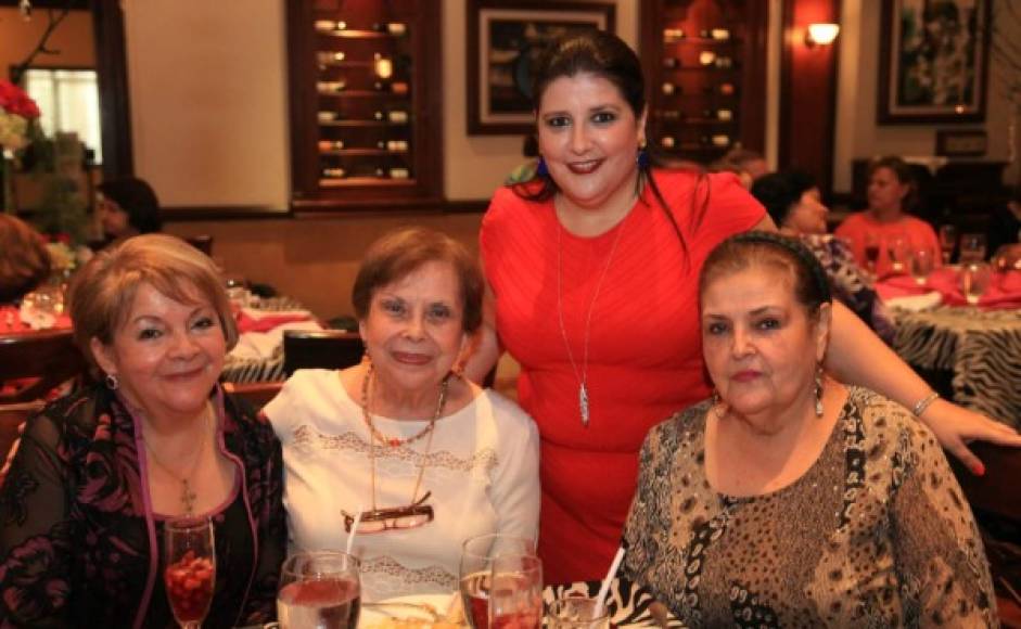 Mariela Yllescas con la agasajada, Gloria Bueso y Waldina Fernández.