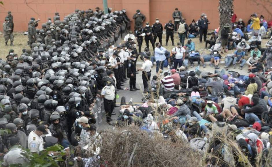 Sin embargo, las fuerzas de seguridad guatemaltecas continúan con sus intentos de detener a la multitud. Foto AFP