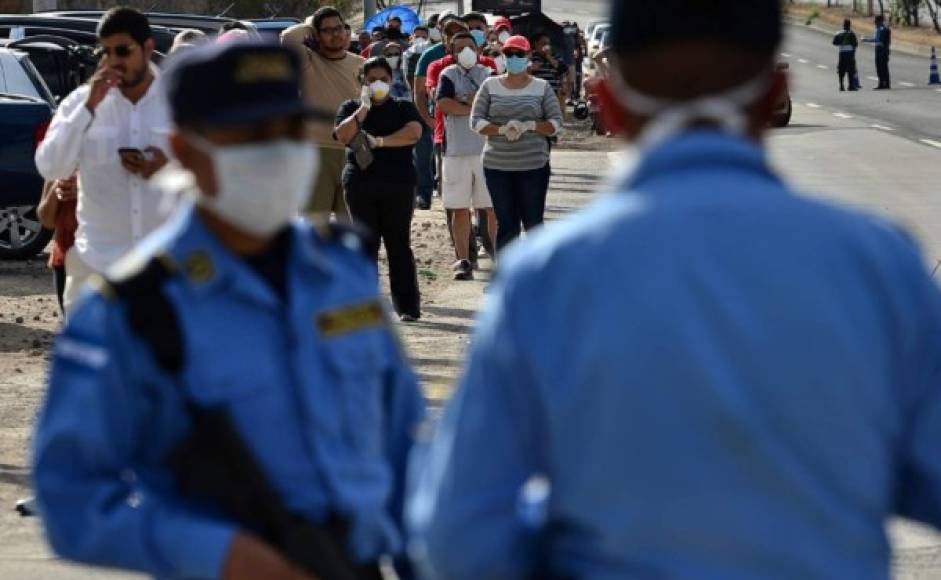 Elementos policiales han dado el ejemplo al utilizar los cubrebocas como provención para no contraer cualquier virus en este tiempo. Las filas de personas en los supermercados sigue siendo interminable.