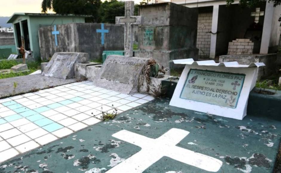La tumba de Francisco Flores Paz, quién fue narrador deportivo a nivel nacional y fundador de los que formaron la primera ley deportiva de Honduras llamada Federación Extra Escolar de Honduras.
