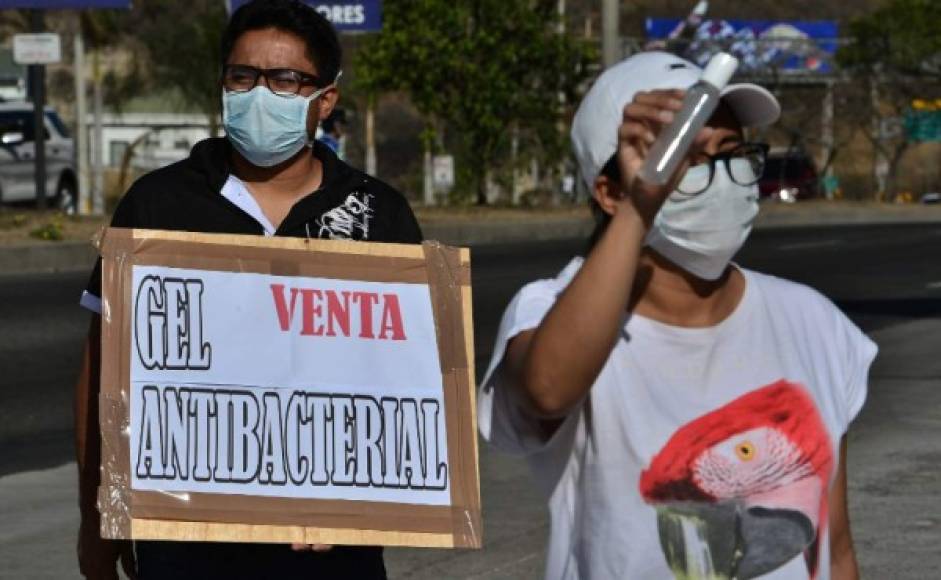 En las afueras de los supermercados hay personas que venden gel para las manos, aprovechando la afluencia de personas.