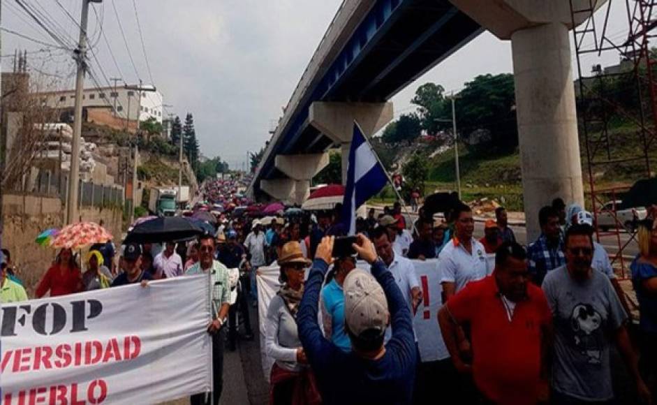 También personal de enfermería y maestros salieron este lunes a protestar en las calles de Tegucigalpa para pedir al Gobierno que elimine los decretos de emergencia para la compra de medicamentos y el de creación de la comisión Transformadora del sistema de salud pública.