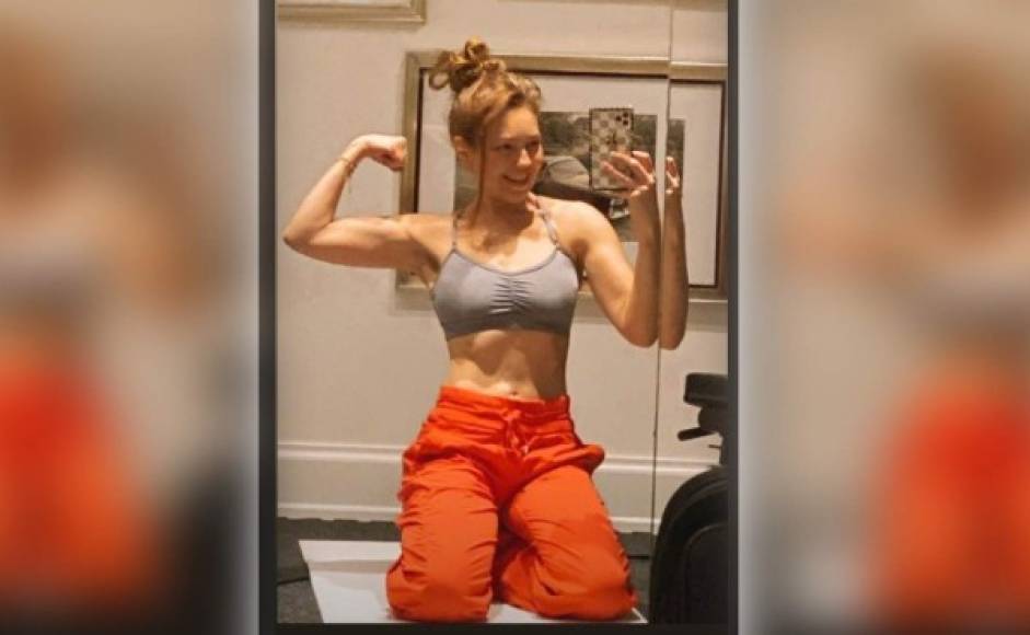 Thalía presumió sus músculos con ropa deportiva y mostró lo tonificado que tiene su abdomen dando mucho de que hablar entre sus admiradores.