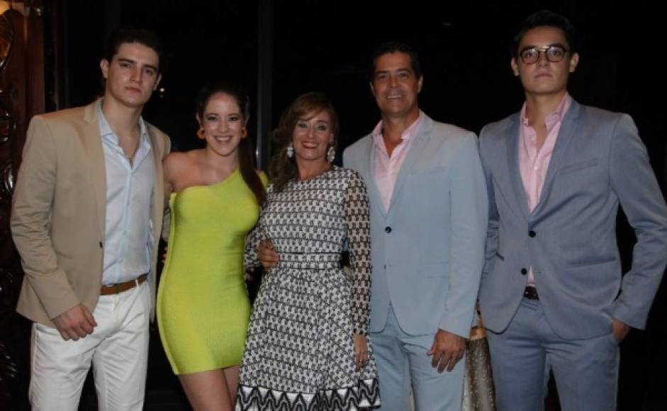 La familia Egas Brevé: Andrés, María Camila, Maybelle, Andrés y Juan Pablo.