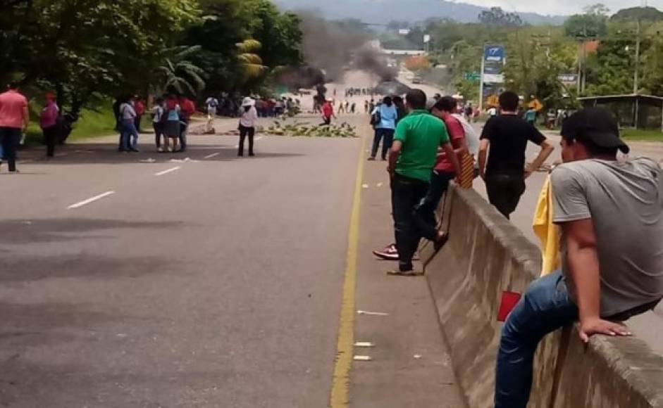 El peaje de Santa Cruz de Yojoa, uno de los más importantes de las CA-5, también está bloqueado este lunes.