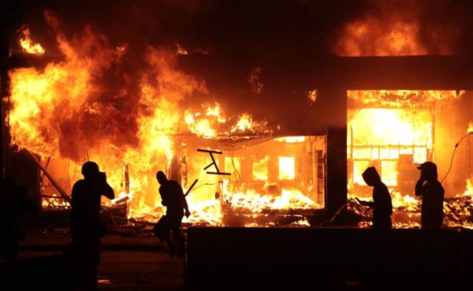 Imágenes del caos en EEUU por muerte de Floyd: Disturbios, incendios, un muerto y arrestos