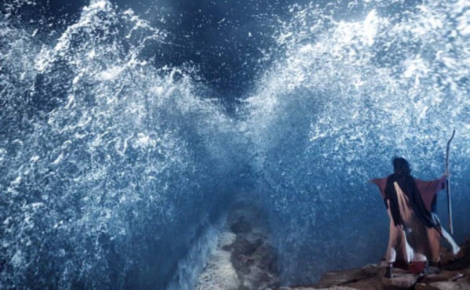 SE ABRE EL MAR ROJO: Cuando los isrealitas logran salir de Egipto se encontraron el Mar Rojo enfrente, como Dios estaba con ellos, Moisés ordenó al mar abrirse camino para ellos y así sucedió. La historia se relata en Éxodo 14.