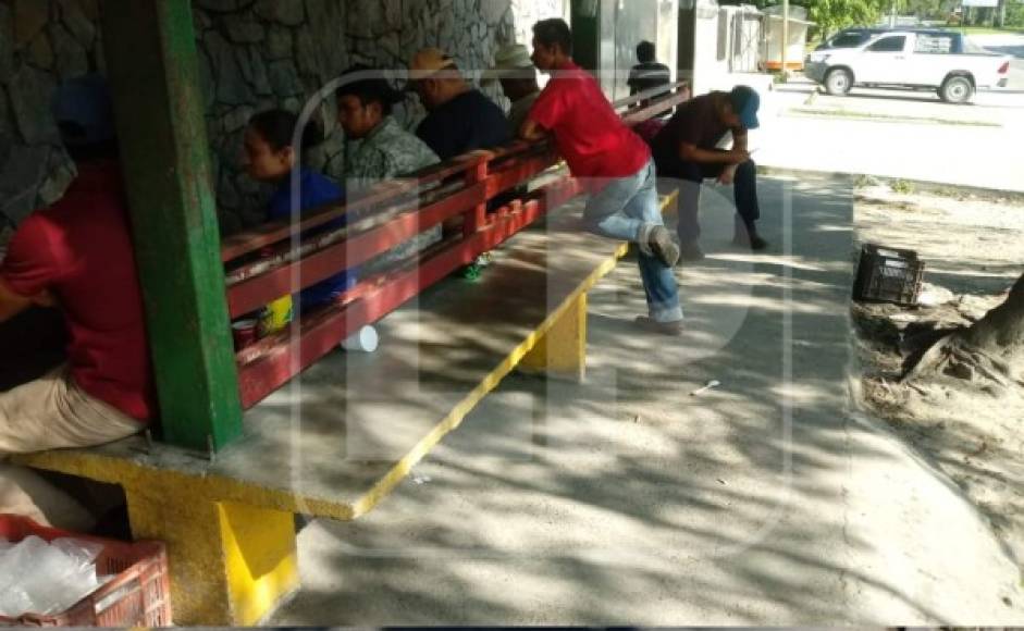 Los sampedranos que llegaron a la morgue fueron desalojadas.