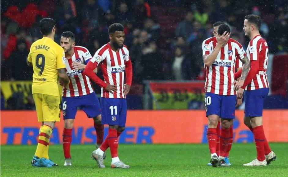 La tristeza de los jugadores del Atlético de Madrid al final del partido.
