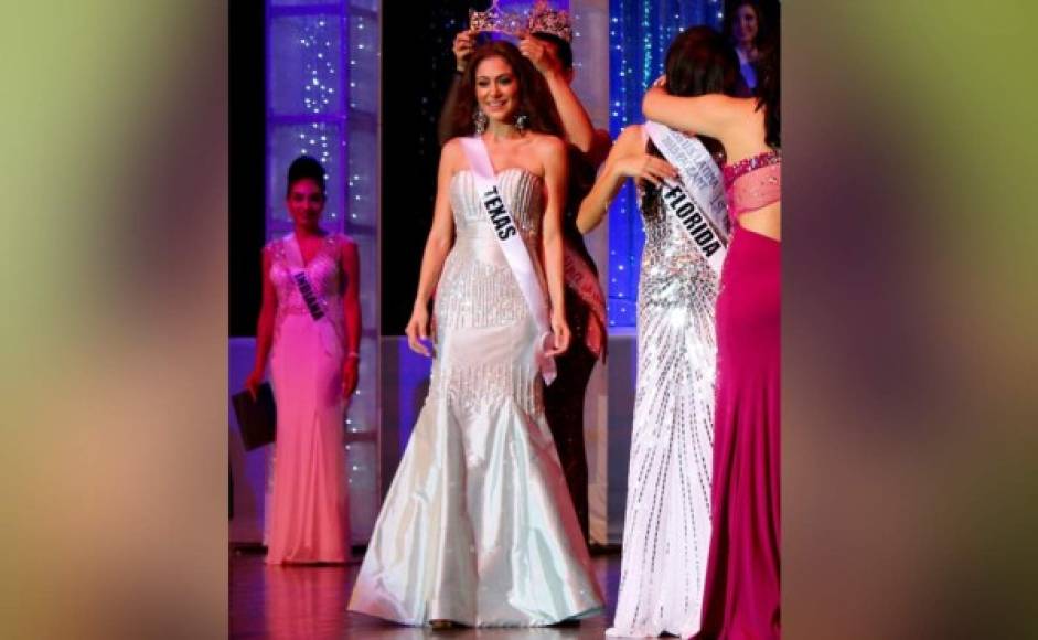 Karla al momento de ser coronada como Miss US Latina 2015. Este título le dio el pase para competir en el Miss América Latina del Mundo.