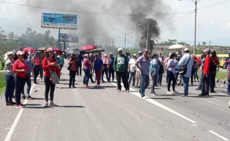 Los docentes manifestándose en la carretera CA-13, a la altura del rí Danto, en La Ceiba.