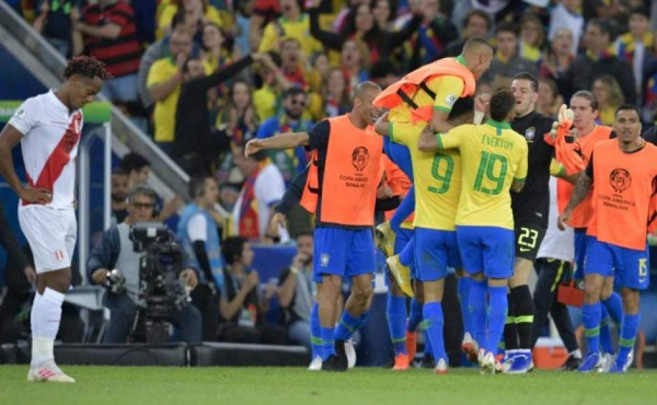 Cuando parecía que el primer tiempo se iba con empate, apareció el delantero Gabriel Jesús para poner el 2-1 de Brasil ante Perú.